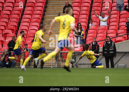 Londra, Regno Unito. 21st maggio 2023. Kai Walters di Ascot United celebra il suo obiettivo durante la finale di vaso di Isuzu fa tra Ascot United e Newport Pagnell al Wembley Stadium, Londra, domenica 21st maggio 2023. (Foto: Tom West | NOTIZIE MI) Credit: NOTIZIE MI & Sport /Alamy Live News Foto Stock
