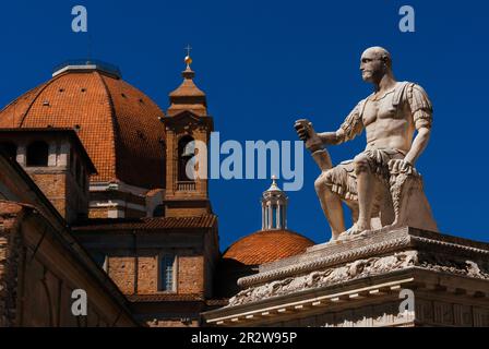 Arte e architettura del Rinascimento a Firenze. Basilica di San Lorenzo bellissime cupole e monumento a Giovanni delle bande nere Foto Stock