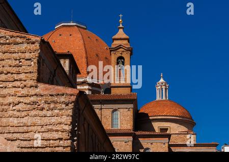 Arte e architettura del Rinascimento a Firenze. Basilica di San Lorenzo belle cupole e campanile Foto Stock