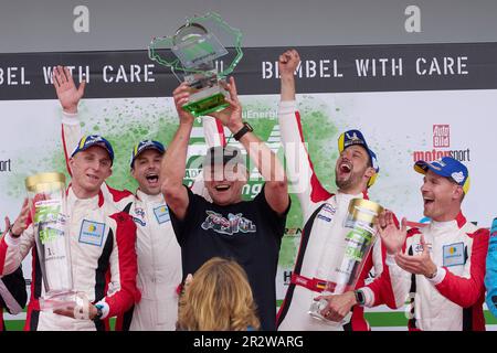 21 maggio 2023, Renania-Palatinato, Nürburg: Team Frikadelli Racing con (l-r) David Pittard, Earl Bamber, Team Principal Klaus Abbelen, Felipe Fernandez laser, Nick Catsburg festeggia la vittoria nella gara di 24 ore al Nürburgring durante la cerimonia del podio. Foto: Thomas Frey/dpa Foto Stock