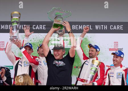 21 maggio 2023, Renania-Palatinato, Nürburg: Team Frikadelli Racing con (l-r) David Pittard, Earl Bamber, Team Principal Klaus Abbelen, Felipe Fernandez laser, Nick Catsburg festeggia la vittoria nella gara di 24 ore al Nürburgring durante la cerimonia del podio. Foto: Thomas Frey/dpa Foto Stock