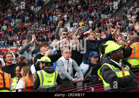 London Stadium, Londra, Regno Unito. 21st maggio, 2023. Premier League Football, West Ham United contro Leeds United; i fan di West Ham United festeggiano in direzione della partenza da Leeds United Fans Credit: Action Plus Sports/Alamy Live News Foto Stock