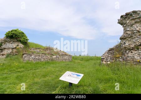 Le mura romane e la porta sud della città romana di Silchester (Calleva Atrebatum) e un cartello con le informazioni per i visitatori. Silchester, Hampshire, Inghilterra Foto Stock