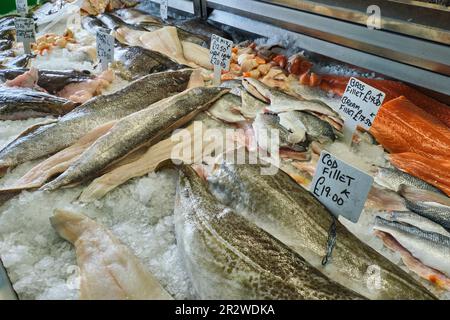 Mostra di pesce fresco presso la Fish plaice, Point Street, Milford Haven, Pembrokeshire Foto Stock