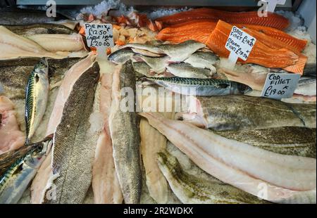 Mostra di pesce fresco presso la Fish plaice, Point Street, Milford Haven, Pembrokeshire Foto Stock