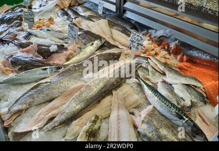 Mostra di pesce fresco presso la Fish plaice, Point Street, Milford Haven, Pembrokeshire Foto Stock