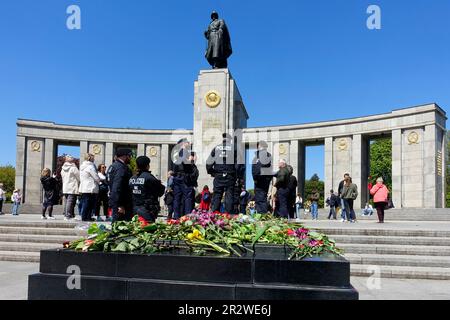 Lupi notturni, Memoriale di guerra sovietico a Berlino Tiergarten, 9th maggio 2023, Germania Foto Stock