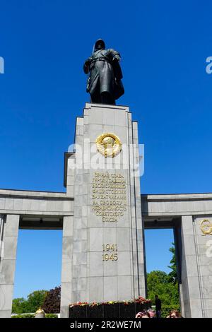 Monumento ai caduti sovietici a Berlino Tiergarten, 9th maggio 2023, Germania Foto Stock