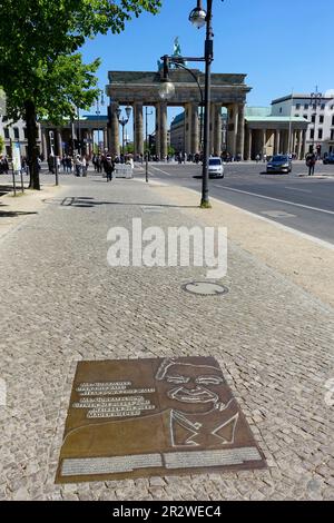 Lapide commemorativa, MR. Gorbaciov aprire questo cancello, abbattere questo muro, Berlino, Germania Foto Stock