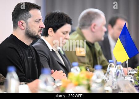 Hiroshima, Giappone. 21st maggio, 2023. Il presidente ucraino Volodymyr Zelensky (L) ascolta il primo ministro giapponese Fumio Kishida (non illustrato) durante il loro incontro bilaterale a seguito della conclusione del vertice del G7 a Hiroshima il 21 maggio 2023. (Credit Image: © POOL via ZUMA Press Wire) SOLO PER USO EDITORIALE! Non per USO commerciale! Credit: ZUMA Press, Inc./Alamy Live News Foto Stock