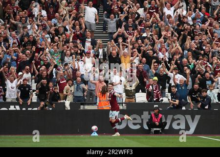 Londra, Regno Unito. 21st maggio, 2023. Declan Rice of West Ham United segna l'obiettivo di equalizzazione per renderlo 1-1 durante la partita della Premier League tra West Ham United e Leeds United al London Stadium, Queen Elizabeth Olympic Park, Londra, Inghilterra il 21 maggio 2023. Foto di Ken Sparks. Solo per uso editoriale, licenza richiesta per uso commerciale. Non è utilizzabile nelle scommesse, nei giochi o nelle pubblicazioni di un singolo club/campionato/giocatore. Credit: UK Sports Pics Ltd/Alamy Live News Foto Stock