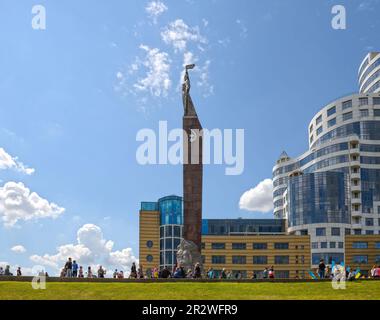 Le persone sono la posa di fiori al monumento di gloria nella vittoria giorno 09 Maggio in Dnepropetrovsk, Ucraina. Foto Stock