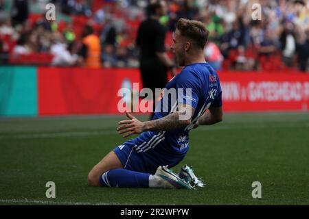 Londra, Regno Unito. 21 maggio, 2023. Jamie Cooke del FC Halifax Town celebra il suo obiettivo durante la finale del Trofeo fa di Isuzu tra FC Halifax Town e Gateshead allo Stadio di Wembley, Londra, domenica 21st maggio 2023. (Foto: Tom West | NOTIZIE MI) Credit: NOTIZIE MI & Sport /Alamy Live News Foto Stock