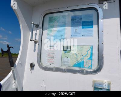 Orford, Suffolk - 21 Maggio 2023 : gita in barca sul fiume Alde da Orford Quay. Informazioni sulla barca. Foto Stock