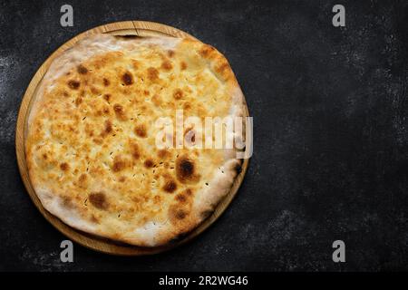 pane georgiano al forno con shoti su tavola di legno, autentica cucina georgiana Foto Stock