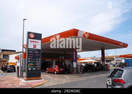 Distributore di benzina Galp energia Group a Ciudad Quesada, Spagna. Società petrolifera portoghese. Distributore di benzina. Prezzi del carburante e piazzale con auto a pompe Foto Stock