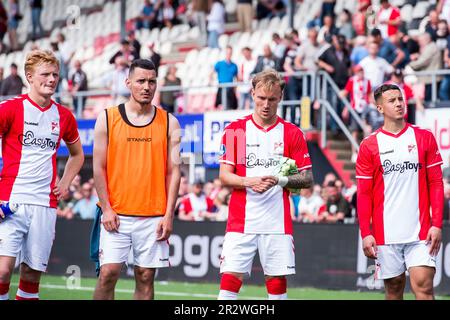 EMMEN - (lr) Julius Dirksen del FC Emmen, Oussama Darfalou del FC Emmen, Mark Diemers del FC Emmen, Jasin Amin Assehnoun del FC Emmen durante la partita olandese della Premier League tra FC Emmen e Feyenoord a De Oude Meerdijk il 21 maggio 2023 a Emmen, nei Paesi Bassi. LASKER ANP COR Foto Stock
