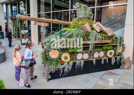 Londra, Regno Unito. 21st maggio, 2023. Come parte del Chelsea in Bloom, un carro armati Sherman fatto di muschio e altre piante arriva fuori dal Museo Nazionale dell'Esercito. Il carro armato basato su quello nel film Fury è appena in fondo alla strada dal Royal Hospital Chelsea, l'attuale sede del Chelsea Flower Show. Credit: Guy Bell/Alamy Live News Foto Stock