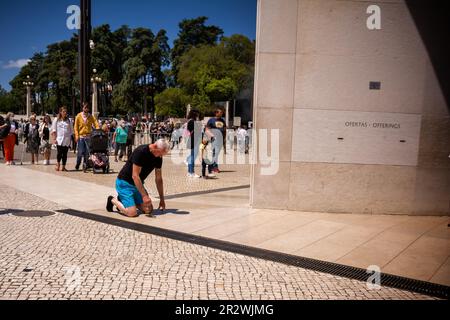 Fatima, Portogallo - 25 giugno 20202: I fedeli avanzano in ginocchio nella piazza del Santuario di Fatima, Portogallo Foto Stock