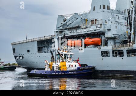 RFA Forth Victoria nave navale (A387) spinto da rimorchiatori in arrivo a Leith porto banchine, Edimburgo, Scozia, Regno Unito Foto Stock