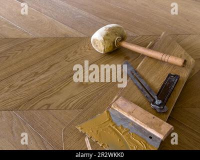 Parquet è stato posato di recente, utensili per il lavoro. Foto Stock