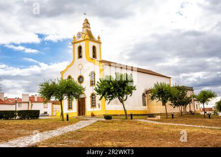 Piccola chiesa nel villaggio portoghese di Flor da Rosa Foto Stock