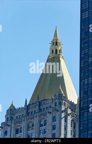 Il tetto dorato del caratteristico New York Life Building, progettato da Cass Gilbert in stile neo-gotico, è ad angolo con il Madison Square Park. Foto Stock