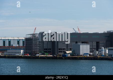 Blick über die Kieler Innenförde auf die Marineschiffswerft von ThyssenKrupp mit den Neubauten der Produktionshallen für Uboote der neuesten Generatio Foto Stock