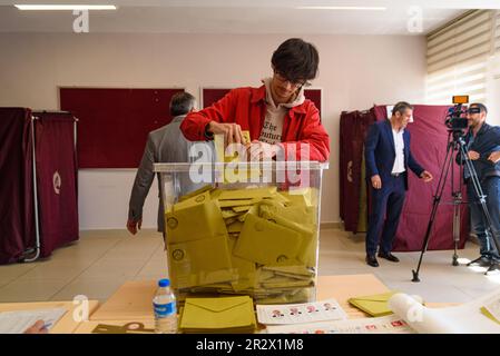 Istanbul, Turchia - 14 maggio 2023 Un giovane è visto votare nelle elezioni generali alla scuola Saffet Cebi. 64 milioni di cittadini turchi sono chiamati a lui Foto Stock