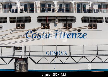 Kreuzfahrtterminal Ostseekai das schneeweiße Kreuzfahrtschiff Costa Firenze an der Pier ein weiteres Schiff dahinter Foto Stock