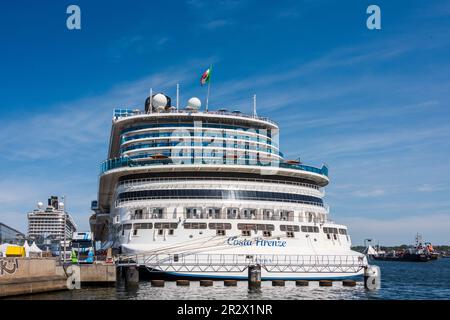 Kreuzfahrtterminal Ostseekai das schneeweiße Kreuzfahrtschiff Costa Firenze an der Pier ein weiteres Schiff dahinter Foto Stock