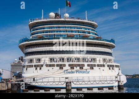 Kreuzfahrtterminal Ostseekai das schneeweiße Kreuzfahrtschiff Costa Firenze an der Pier ein weiteres Schiff dahinter Foto Stock