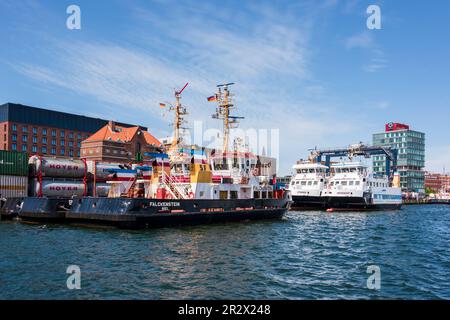 Schlepper und Personenfähren am Bollhörnkai im kieler Stadtzentrum im Hintergrund das Gebäude der Hafenverwaltung Foto Stock