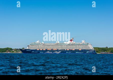 Das Kreuzfahrtschiff Mein Schiff 4 der Tui Crociere in der Kieler Innenförde beim Auslaufen in die Ostsee bei herrlichem Sonnenschein Foto Stock