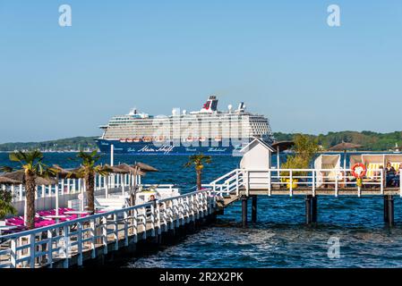 Das Kreuzfahrtschiff Mein Schiff 4 der Tui Crociere in der Kieler Innenförde beim Auslaufen vor bei an der Seebar in die Ostsee bei herrlichem Sonnensc Foto Stock