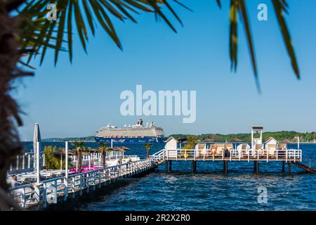 Das Kreuzfahrtschiff Mein Schiff 4 der Tui Crociere in der Kieler Innenförde beim Auslaufen vor bei an der Seebar in die Ostsee bei herrlichem Sonnensc Foto Stock