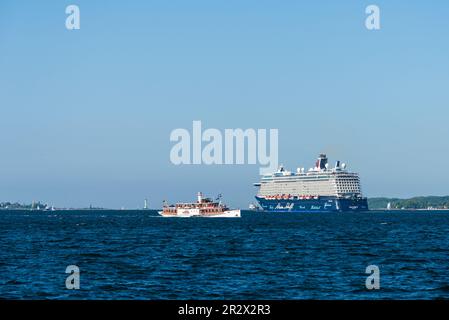 Begegnung der besonderen Art in der Kieler Innenförde. Das Kreuzfahrtschiff Mein Schiff 4 von Tui begnet einem alten Tridionsschiff der Freya di Foto Stock