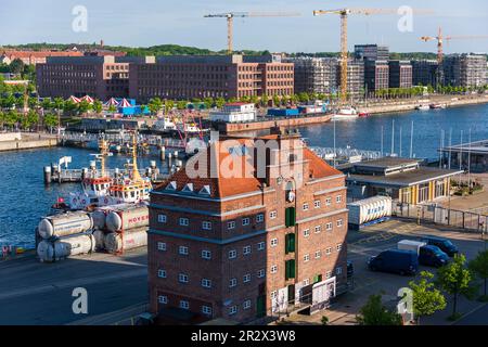 Am Ende der Kieler Förde die Hörn überquert von der Klappbrücke im Hintergrund die Neubauten des neuen Hörnquartiers Foto Stock