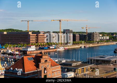 Am Ende der Kieler Förde die Hörn überquert von der Klappbrücke im Hintergrund die Neubauten des neuen Hörnquartiers Foto Stock