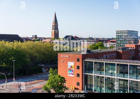 Blick über die kieler Innenstadt im Vordergrund das neu Rathaus und im Hintergrund der Rathausturm des Alten Rathauses im Abendlicht Foto Stock