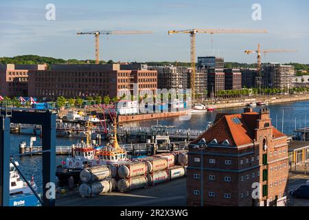 Am Ende der Kieler Förde die Hörn überquert von der Klappbrücke im Hintergrund die Neubauten des neuen Hörnquartiers Foto Stock