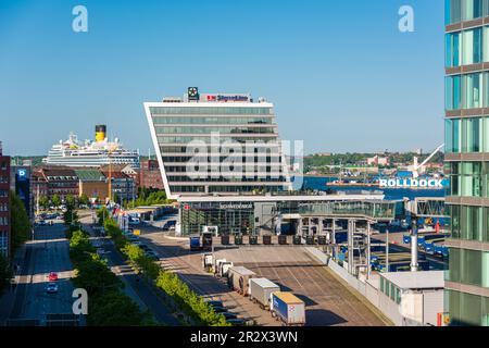 Kieler Innenstadt im Hafenbereich im Vordergrund das schiefe Gebäude des Schweden Terminals die Kaistraße und im Hintergrunf der Ostseekai mit einem K Foto Stock