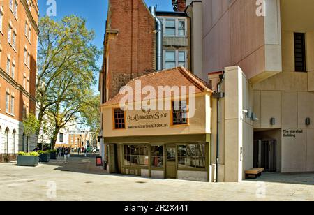 London Charles Dickens e l'edificio rinnovato Old Curiosity Shop sotto il Marshall Building in Portsmouth Street Foto Stock