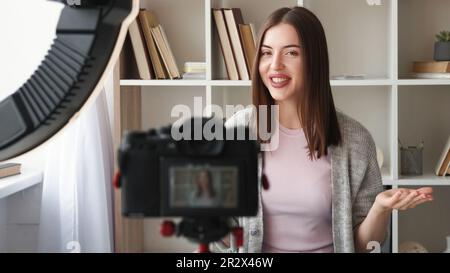 Video vlogging online coaching donna blogger felice Foto Stock