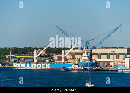 Blick über die Innenförde zu den Werften dort liegt gerade das Spezialschiff Rolldock das ein hier gebautes Uboot der neuesten Generation zum Transp Foto Stock