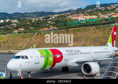 FUNCHAL, PORTOGALLO - 13 novembre: L'aereo passeggeri della compagnia aerea portoghese TAP si prepara al decollo dall'aeroporto di Funchal il 10 maggio 2022 a Madeira, Portuga Foto Stock