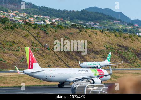 FUNCHAL, PORTOGALLO - 13 novembre: L'aereo passeggeri della compagnia aerea portoghese TAP si prepara al decollo dall'aeroporto di Funchal il 10 maggio 2022 a Madeira, Portuga Foto Stock