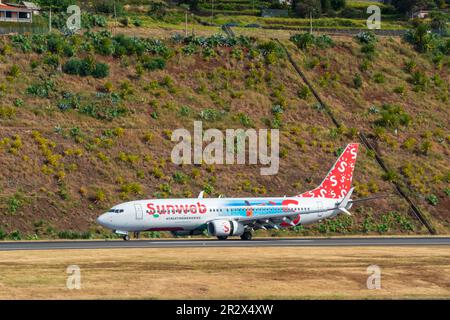 FUNCHAL, PORTOGALLO - 13 novembre: Aereo passeggeri dall'europa Sunweb si prepara al decollo dall'aeroporto di Funchal il 10 maggio 2022 a Madeira, Portogallo Foto Stock