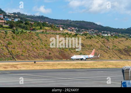 FUNCHAL, PORTOGALLO - 13 novembre: L'aereo passeggeri della compagnia aerea portoghese TAP si prepara al decollo dall'aeroporto di Funchal il 10 maggio 2022 a Madeira, Portuga Foto Stock