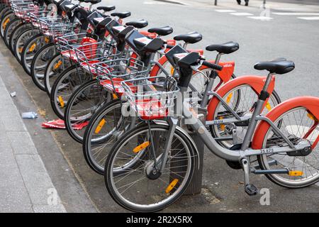 lione , Aura France - 05 01 2023 : bicicletta self-service città di lione in centro città noleggio bici Foto Stock